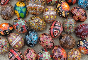 En Ukraine comme en Pologne, l'œuf de Pâques rituellement associé à la venue du printemps s'appelle le Pyssanka, "l'œuf écrit" car, coloré ou peint.